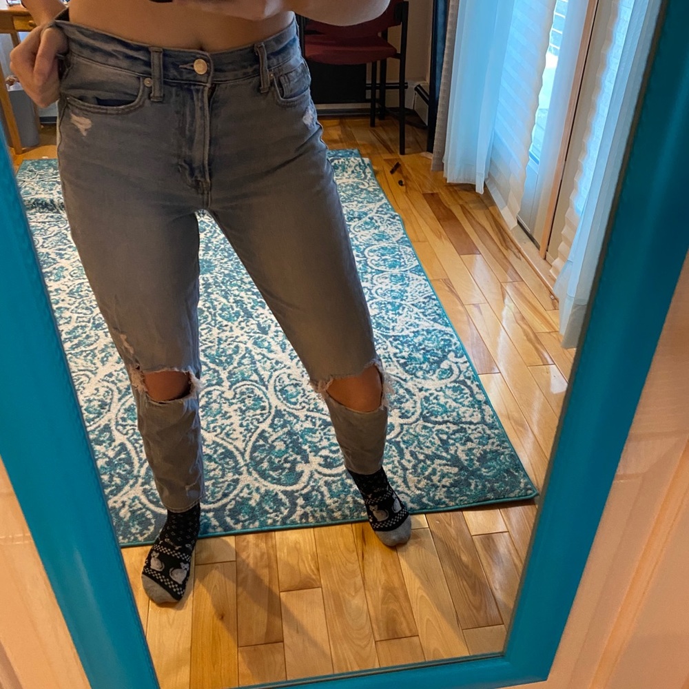 American eagle size 2 ripped mom jeans